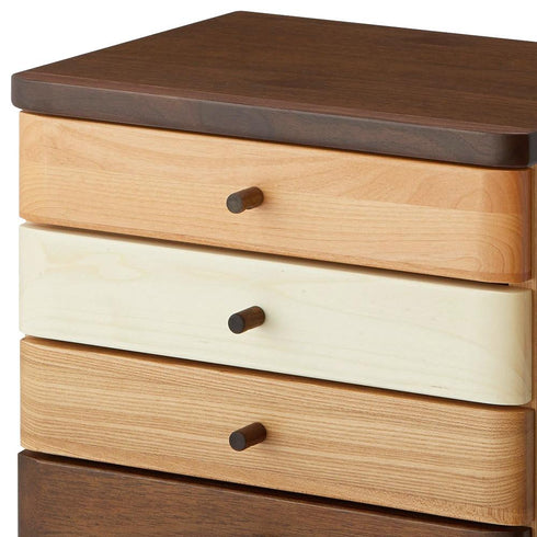 【異素材が織りなす上質感】
しっとりとしたウォールナットの天板と、それぞれ表情の違う前板が美しいコントラストを生み出し、日々の暮らしに上質な彩りと心地よい温もりを加えてくれます。